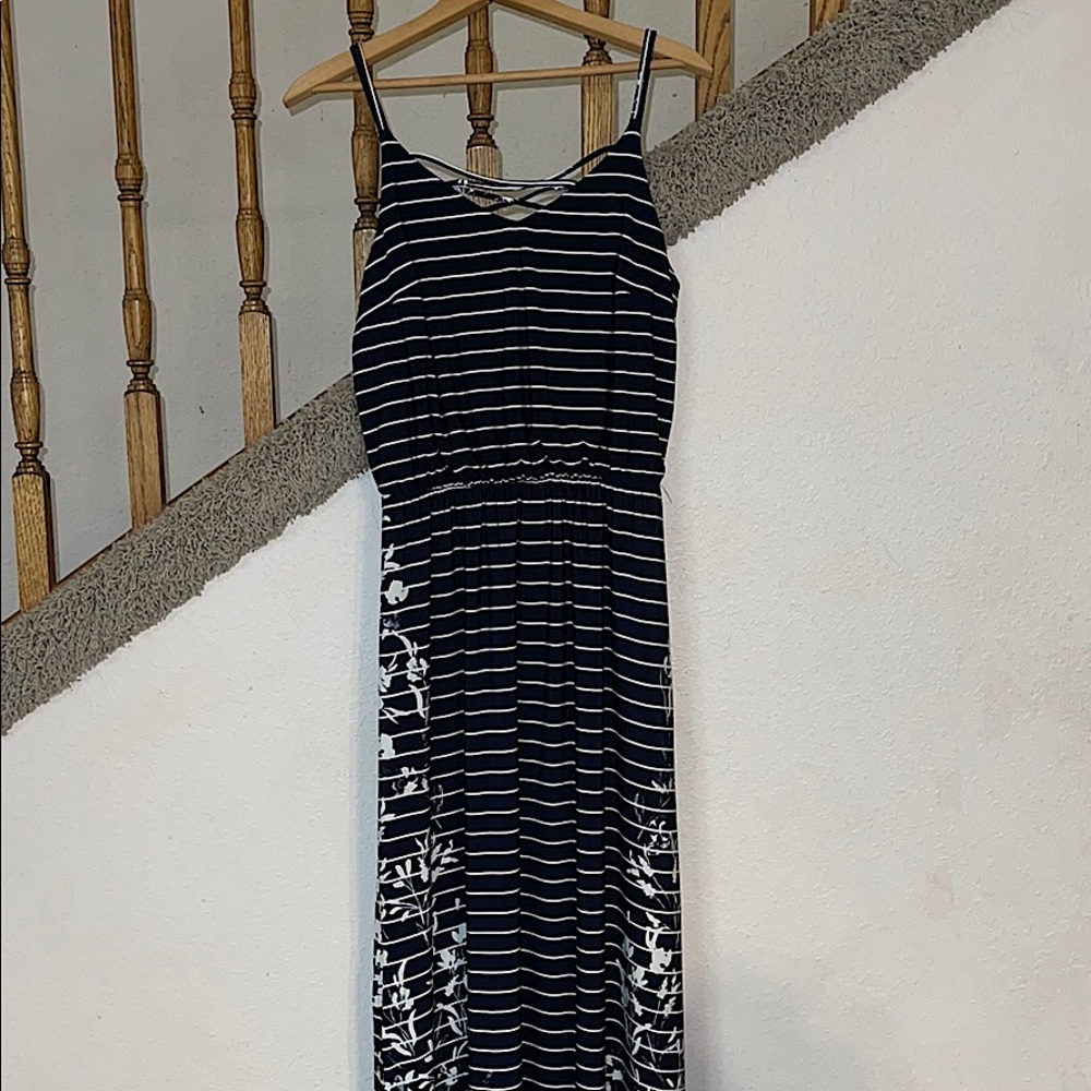 Very flattering summer dress.